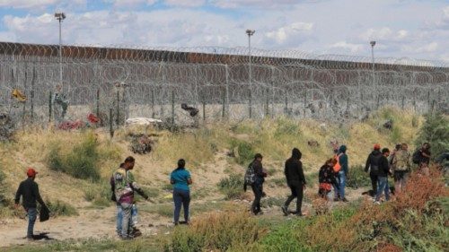 epaselect epa11375947 Migrants walk near the border wall near the US border, in Ciudad Juarez, ... epaselect epa11375947 Migrants walk near the border wall near the US border, in Ciudad Juarez, ...
