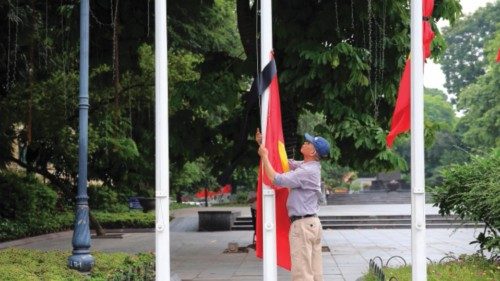 epa11491038 A man prepares to fly the Vietnamese flag at half-mast in preparation for the state ... epa11491038 A man prepares to fly the Vietnamese flag at half-mast in preparation for the state ...