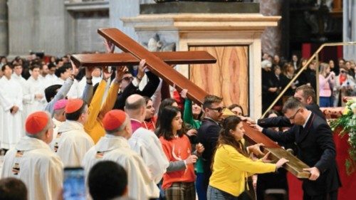Youth from Portugal handover the wooden cross of the World Youth Days to South Korea's representants ...