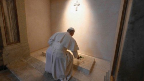 The Holy Father Leo XIV Prays at Tomb of Late Pope Francis in Saint Mary Major ING-006 The Holy Father Leo XIV Prays at Tomb of Late Pope Francis in Saint Mary Major ING-006