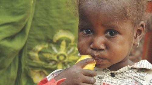 *OR* n.104/10 -  Africa: bambini - povertà, fame - aiuti umanitari - disagio - A girl eats mango on ...