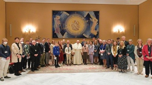  La responsabilidad de la Iglesia en la formación  de las nuevas generaciones  SPA-016