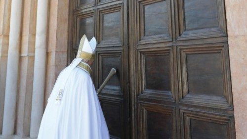  Francisco abre la Puerta Santa en L’Aquila   SPA-035