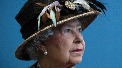 FILE PHOTO: Britain's Queen Elizabeth views the interior of the refurbished East Wing of Somerset ... FILE PHOTO: Britain's Queen Elizabeth views the interior of the refurbished East Wing of Somerset ...