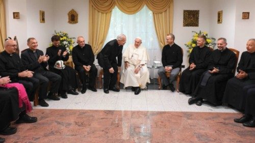  El encuentro del Pontífice  con los jesuitas que trabajan  en la región  SPA-037