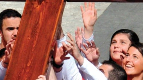 *OR* Giovani spagnoli con la croce delle GMG. La prossima Giornata mondiale della gioventù è in ...