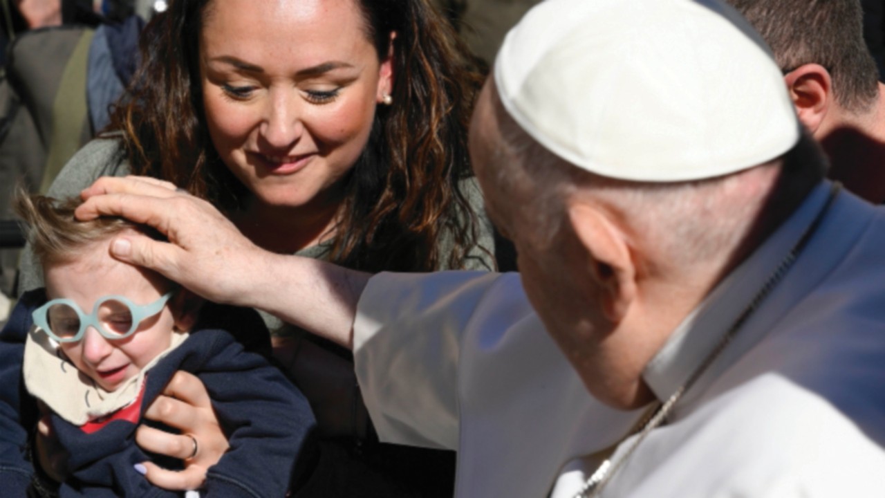  En la Iglesia todos tienen la misma dignidad  de cristianos al servicio de los demás  SPA-011