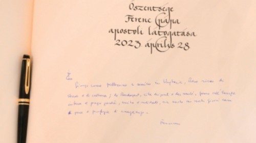 El Pontífice firma en el libro de honor de la presidencia de la República SPA-017 El Pontífice firma en el libro de honor de la presidencia de la República SPA-017
