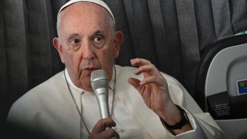  La denuncia del Pontífice durante  la conversación con los periodistas  SPA-032