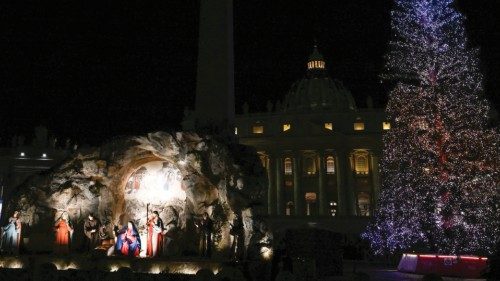 Inaugurado el belén y el árbol de Navidad en la Plaza San Pedro SPA-050 Inaugurado el belén y el árbol de Navidad en la Plaza San Pedro SPA-050
