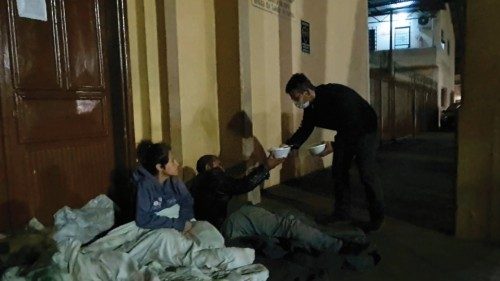 Manos solidarias apoyan a los más vulnerables SPA-002 Manos solidarias apoyan a los más vulnerables SPA-002
