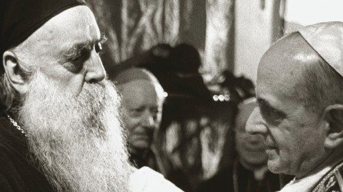 Athenagoras I. (l.), ökumenischer Patriarch von Konstantinopel, und Papst Paul VI. umarmen sich am ... Athenagoras I. (l.), ökumenischer Patriarch von Konstantinopel, und Papst Paul VI. umarmen sich am ...