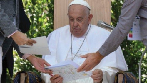 La esperanza de paz en el gesto fraternal de Maoz y Aziz SPA-021 La esperanza de paz en el gesto fraternal de Maoz y Aziz SPA-021