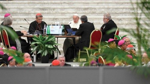  Escuchar los gritos y llantos  de quienes sufren bajo las bombas  SPA-041