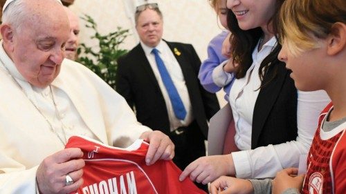 El Papa se reúne con un grupo de rehenes israelíes liberados en Gaza SPA-046 El Papa se reúne con un grupo de rehenes israelíes liberados en Gaza SPA-046