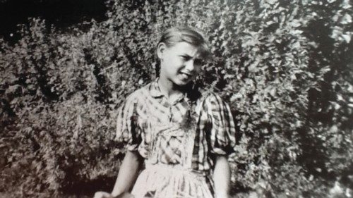 Edith Bruck enfant, peu avant d’être déportée