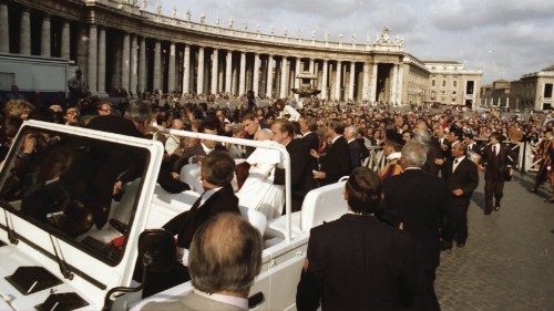 *OR* Udienza generale di Papa Giovanni Paolo II del 13 maggio 1981, il giorno dell'attentato a ...