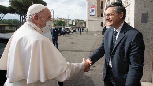 Le préfet, M. Paolo Ruffini, accueille le Pape François lors de sa visite le 24 mai