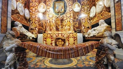 La chapelle Spada à San Girolamo della Carità (la balustrade est transformée en un tissu soutenu par les anges)
