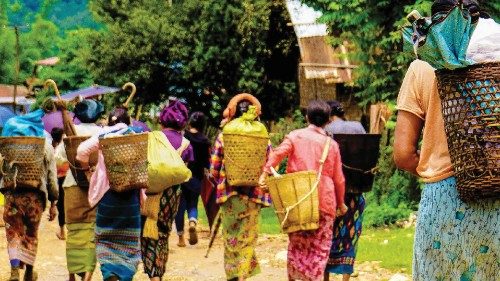 Femmes de retour dans leur village après avoir reçu des dons en nourriture dans la région de Mong Paw en Birmanie   (Afp)