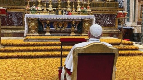  Le Pape se recueille en prière  devant la Salus Populi Romani  FRA-038