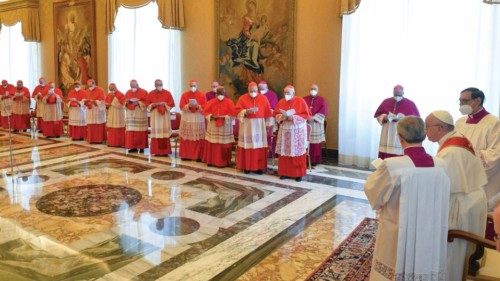  Le Pape a tenu  un Consistoire ordinaire public  FRA-011