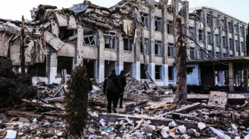 epaselect epa09818263 The destroyed main building of school number 25, after being bombed  in ...
