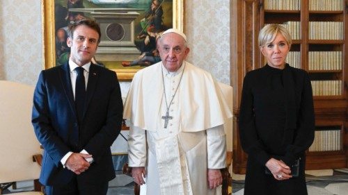  Le président de la République française  reçu en audience par le Pape François  FRA-043