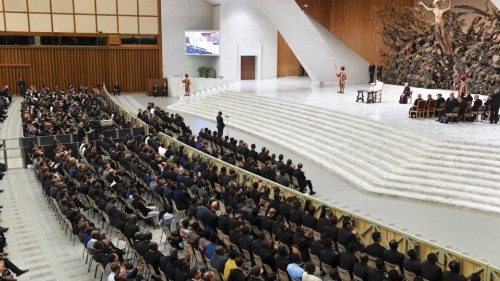 Le Pape rencontre les séminaristes et les prêtres qui étudient à Rome FRA-043 Le Pape rencontre les séminaristes et les prêtres qui étudient à Rome FRA-043