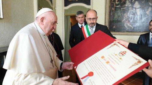  Le Pape reçoit le titre  de citoyen d’honneur de la ville  FRA-047