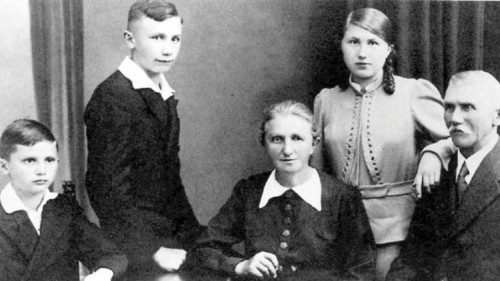 *OR* La famiglia Ratzinger.La mamma Maria, il papà Joseph, la sorella Maria e il fratello Georg e a ...