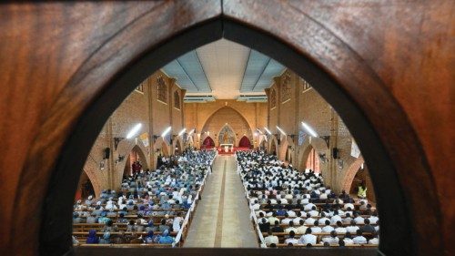 Non pas des fonctionnaires du sacré mais des témoins et des prophètes de paix FRA-006 Non pas des fonctionnaires du sacré mais des témoins et des prophètes de paix FRA-006