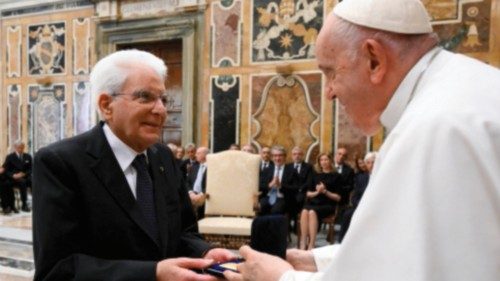  Le président de la République italienne reçoit le Prix international Paul  vi  FRA-022