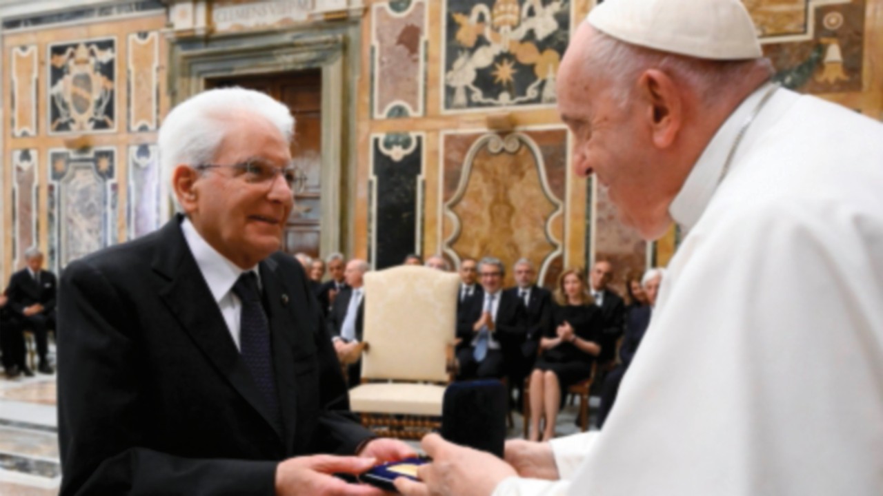  Le président de la République italienne reçoit le Prix international Paul  vi  FRA-022
