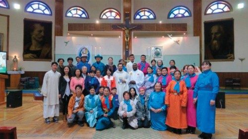  L’arrivée du Pape en Mongolie  encourage les croyants et les missionnaires  FRA-024