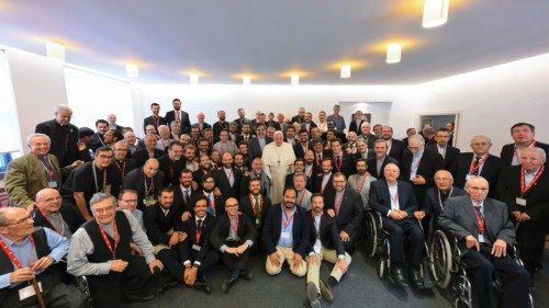  Rencontre avec un groupe  de jésuites présents au Portugal  FRA-032