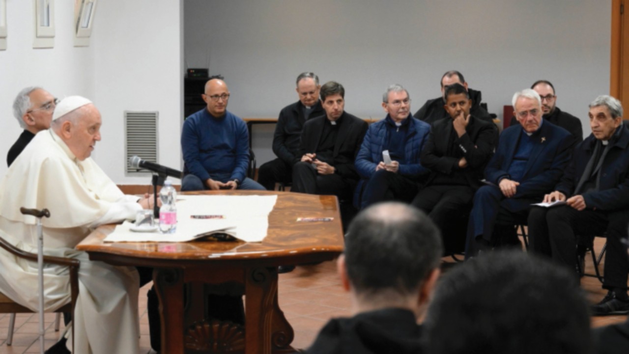  La collaboration nécessaire entre prêtres et laïcs  FRA-047