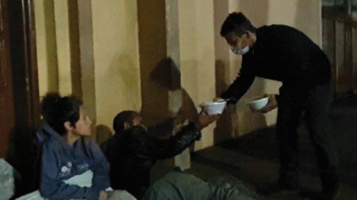 Des mains solidaires soutiennent les plus vulnérables FRA-002 Des mains solidaires soutiennent les plus vulnérables FRA-002
