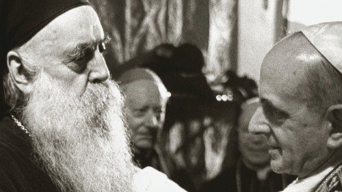 Athenagoras I. (l.), ökumenischer Patriarch von Konstantinopel, und Papst Paul VI. umarmen sich am ... Athenagoras I. (l.), ökumenischer Patriarch von Konstantinopel, und Papst Paul VI. umarmen sich am ...