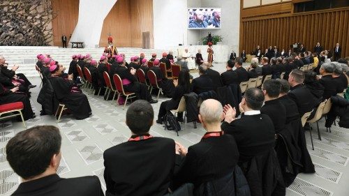  «Ne vous lassez pas d’être miséricordieux et n’ayez pas peur d'être tendres»  FRA-007