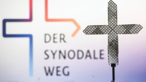 Das gelochte Metallkreuz und das Logo des Synodalen Weges auf der dritten Synodalversammlung am 3. ... Das gelochte Metallkreuz und das Logo des Synodalen Weges auf der dritten Synodalversammlung am 3. ...
