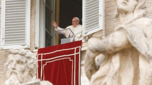 Pope Francis leads the Regina Coeli prayer from a window overlooking Saint Peter's Square in Vatican ... Pope Francis leads the Regina Coeli prayer from a window overlooking Saint Peter's Square in Vatican ...