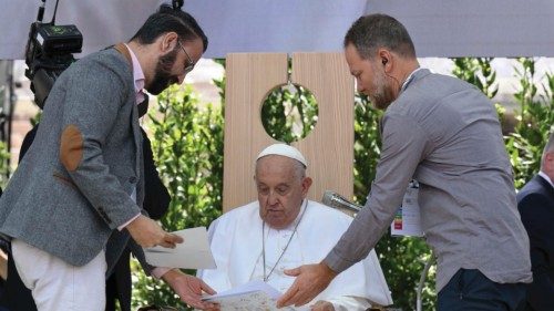 L’espérance de paix dans le geste fraternel de Maoz et Aziz FRA-021 L’espérance de paix dans le geste fraternel de Maoz et Aziz FRA-021