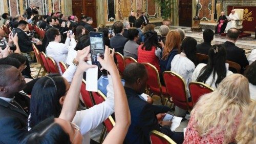 Sortir des identités artificielles pour être de «vrais» jeunes FRA-022 Sortir des identités artificielles pour être de «vrais» jeunes FRA-022