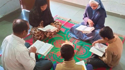  Des familles unies autour de la Bible  FRA-027