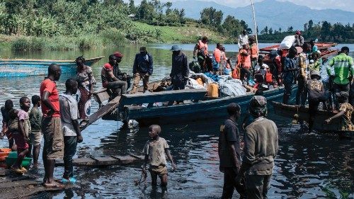 TOPSHOT - War-displaced people, local residents and a Congolese soldier set off for Goma on a ... TOPSHOT - War-displaced people, local residents and a Congolese soldier set off for Goma on a ...