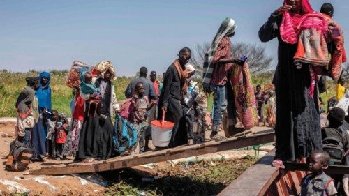 Sudanese refugees and ethnic South Sudanese who have fled the war in Sudan carry their belongings ... Sudanese refugees and ethnic South Sudanese who have fled the war in Sudan carry their belongings ...