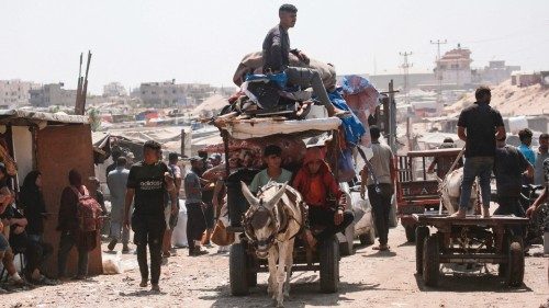 Palestinians flee a makeshift camp for displaced people in Khan Yunis in the southern Gaza Strip ... Palestinians flee a makeshift camp for displaced people in Khan Yunis in the southern Gaza Strip ...