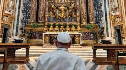  Le Pape en prière   à Sainte-Marie-Majeure  FRA-036