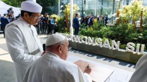 Aux périodes sombres opposer le signe de la fraternité FRA-036 Aux périodes sombres opposer le signe de la fraternité FRA-036